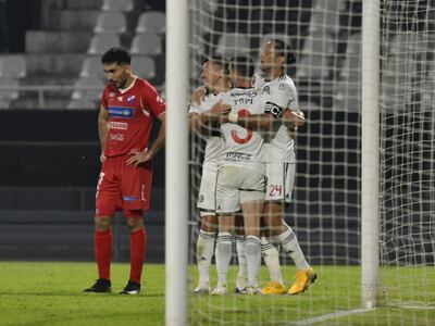Olimpia goleó a Nacional en el Manuel Ferreira.