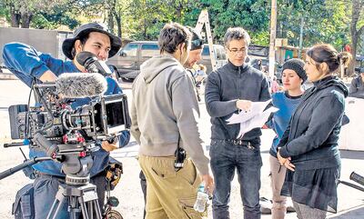 Tana Schémbori (derecha) durante el rodaje de la película Los Buscadores. La directora participa del primer capítulo del podcast.