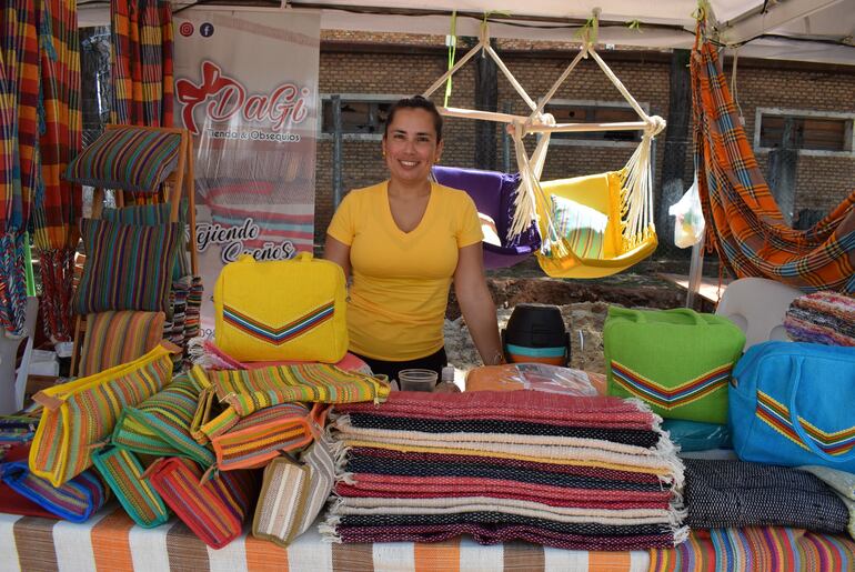En la feria estuvieron también artesanos invitados como Isabel Miranda, que llegó desde Carapeguá con varios artículos