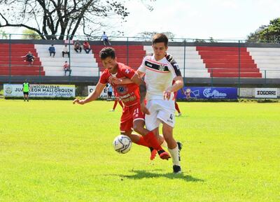 Disputa entre el delantero Isaías Franco y el lateral Bruno Díaz, en el empate sin goles de ayer, en el estadio Ka’arendy. (APF)