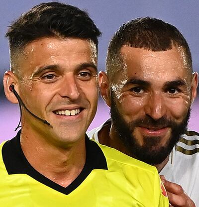 Karim Benzema (Real), con el árbitro Jesús Gil.