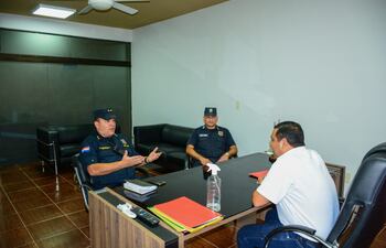 El intendente de Villa Florida, Richard Castiñeira (ANR), se reunió con el director de la Policía de Misiones, comisario César Lara (i).