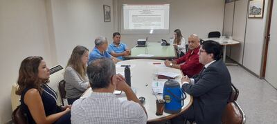 Pedro Britos (der. y de traje), representante de Parxin, se reunió con concejales asuncenos en la Junta Municipal.