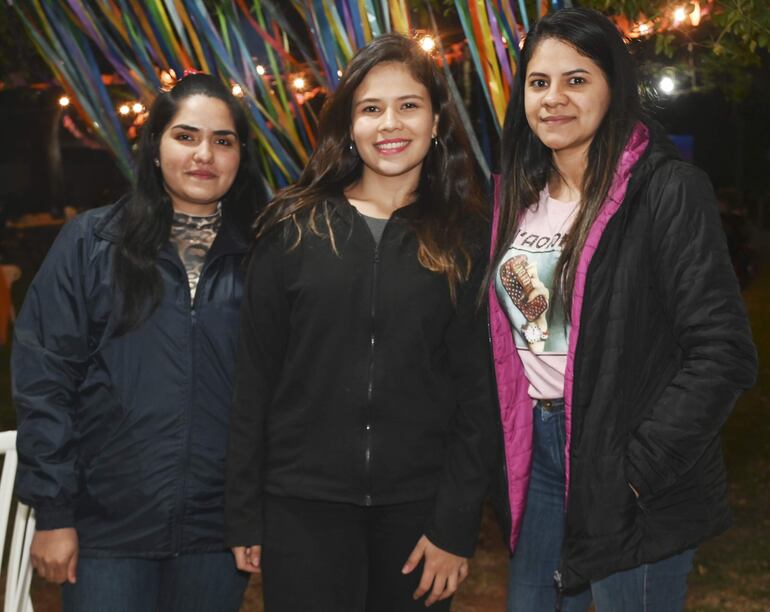 Verónica Román, Clarisa Centurión y Alicia Viveros.