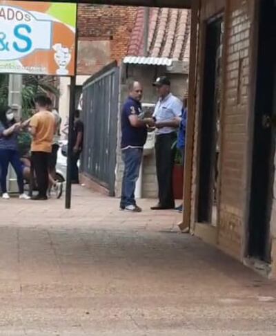 Ovidio Zaragoza (remera azul), candidato a concejal por el PLRA durante el supuesto pago por retener la cédula de identidad.