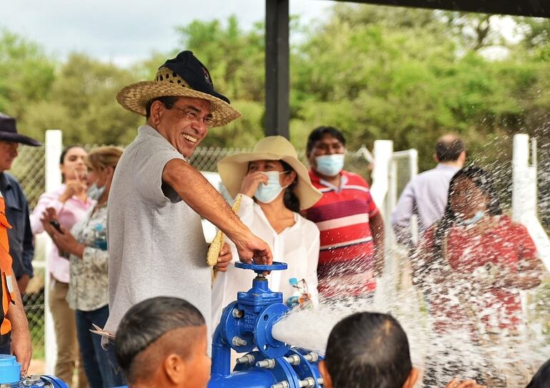El hecho es histórico para esa zona del Chaco, que siempre se manejó con agua de tajamares y aljibes