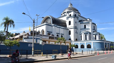 La Basílica de la Virgen de Caacupé tiene vallas desde el martes para controlar el acceso de personas.