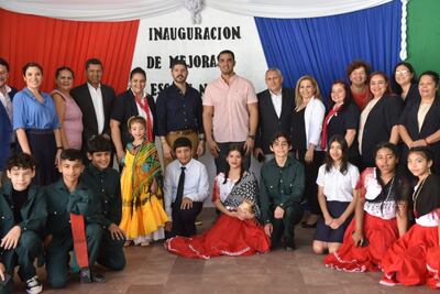 En el centro, de camisa negra, el intendente Óscar Nenecho Rodríguez en la inauguración de obras en la Escuela Toledo de Loma Pyta.