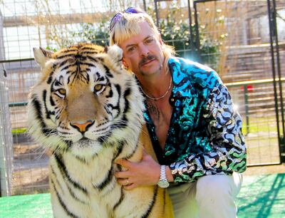 Joseph "Joe Exotic" Maldonado-Passage, el protagonista de "Tiger King", con uno de sus felinos.