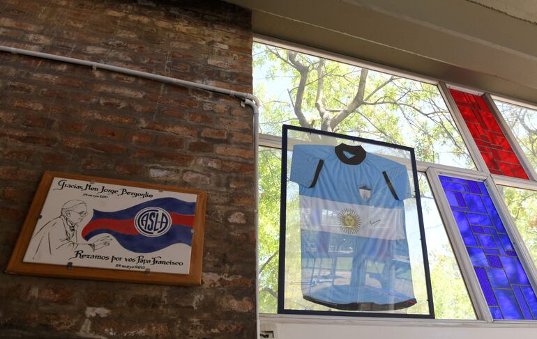 En aquel Buenos Aires de 1946, el entonces niño Jorge Mario Bergoglio se hizo hincha de San Lorenzo. EFE/ Enrique García Medina