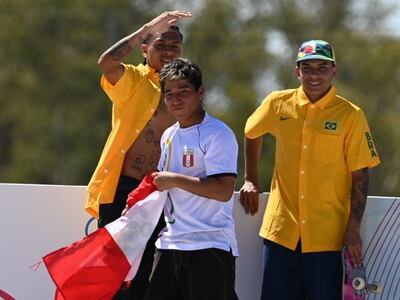 Deivid Tuesta (c) con la bandera de Perú en el Skate Park durante la Final del Street masculino del skateboarding.