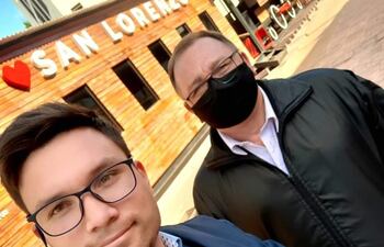 El jefe de Empleo y Emprendedurismo, Nery Benítez, posa junto a su padre Pastor Benítez, ex director de Aseo Urbano, durante el Gobierno de Alcibiades Quiñónez.