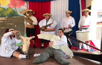 La fiesta de San Juan y otros eventos del calendario escolar son representados en "Patriotitas", que hoy a las 19:00 estrenará su versión audiovisual.