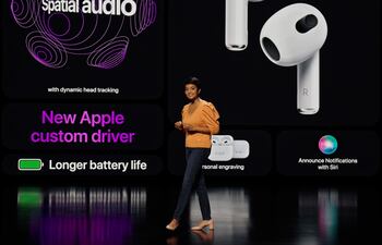 Susmita Dutta de Apple mostrando los AirPods de tercera generación con audio espacial durante un evento especial en Apple Park en Cupertino, California, EE. UU.