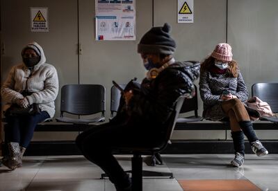 Las mujeres esperan su turno para someterse a una prueba de coronavirus COVID-19, en el Hospital Barros Luco, en Santiago,