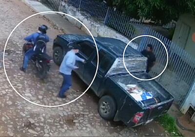 El delincuente bajó y abrió la puerta de la camioneta de Riveros.