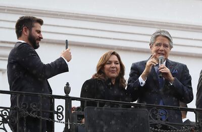 El presidente de Ecuador, Guillermo Lasso, junto a su esposa, María de Lourdes Alcívar, habla ante sus simpatizantes desde el balcón presidencial, ayer.