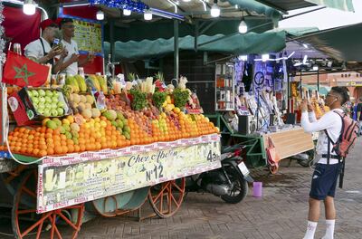 Dos vendedores de fruta posan para una foto en un mercado de Marrakech (Marruecos). Tras dos años de restricciones sanitarias, Marrakech, el pulmón turístico de Marruecos, está volviendo a la vida con plazas llenas de turistas y todos los comercios abiertos, aunque todavía no ha llegado a los niveles de visitantes prepandemia.