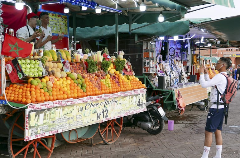 Dos vendedores de fruta posan para una foto en un mercado de Marrakech (Marruecos).