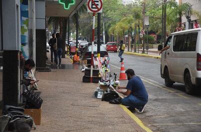 Vendedores se colocan en veredas en zona de Villa Morra. Varios venden productos falsificados, no tienen patente comercial, no expiden boleta legal y se apropian de un espacio público.