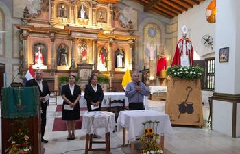 El párroco de la ciudad de Itá, presbítero Jorge Sotelo, en compañía de la coordinadora de liturgia, Pamela Sandoval, y los encargados del rosario, Rosa Maldonado e Ignacio Giménez, durante la presentación del programa de la fiesta patronal.