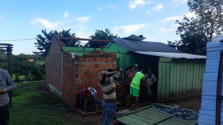 Numerosas casas terminaron destechadas y frondosos árboles destruyeron viviendas y cableados de la Ande en Santaní y Guayaybí.