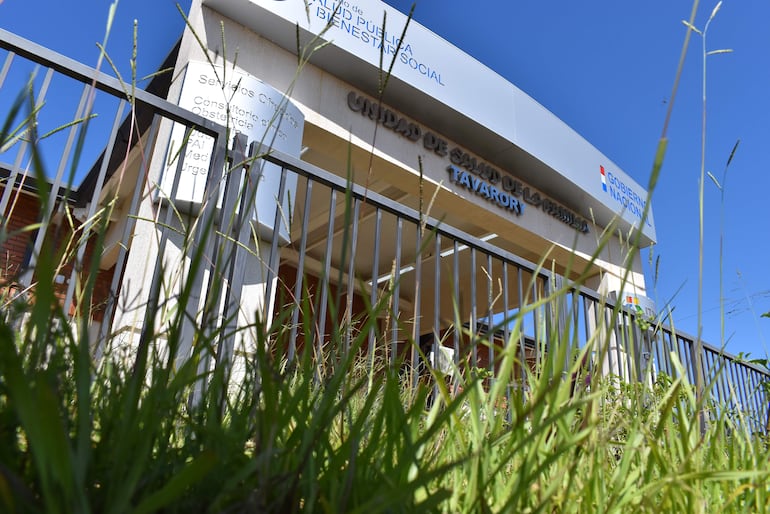 Gran cantidad de yuyos adornan la flamante construcción de la unidad de salud de la familia de Ypané y que solo sirve de refugio para perros callejeros y mosquitos.