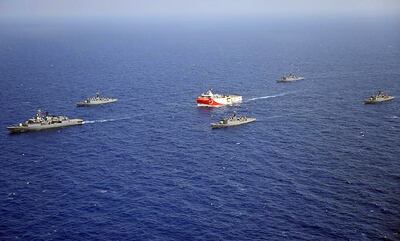 Barco turco dedicado a la prospección de hidrocarburos, escoltado por buques militares, en la zona del mar Mediterráneo donde crece la tensión con Grecia y otros países de la región.