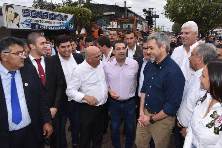 El presidente, Mario Abdo, el vicpresidente, Hugo Velázquez, el ministro de obras, Arnoldo Wiens, Nicanor Duarte y el intendente de Ñemby, Tomás Olmedo, bromean antes del inicio de apertura de regularización asfáltica en Ñemby.