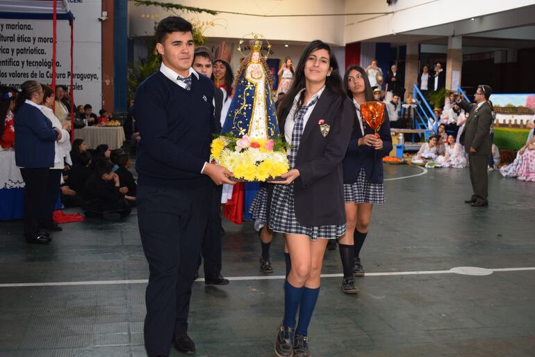 Estudiantes festejaron el Día del Folclore paraguayo en Luque.