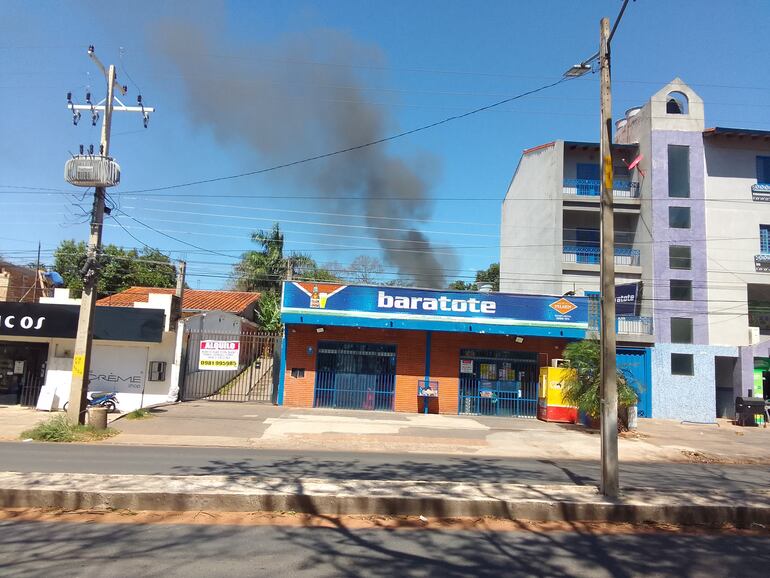 Una gran humareda se registró en la tarde de hoy miércoles en el microcentro de Villa Elisa.