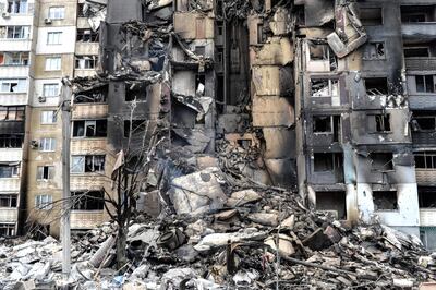 Un edificio residencial de la localidad de Kharkiv completamente destruido por los bombardeos presuntamente rusos.
