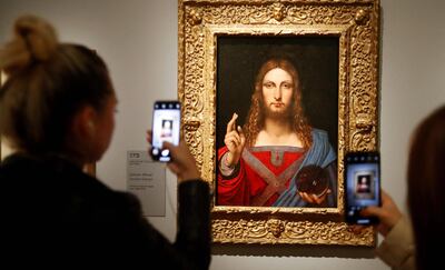 En esta foto de 2019, dos visitantes del Museo de Louvre sacan fotos del “Salvator Mundi”.