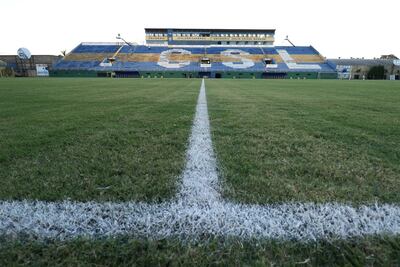 El estadio Feliciano Cáceres donde el Sportivo Luqueño tenía previsto enfrentar anoche a Olimpia, en la reanudación del torneo. La reapertura tendrá que esperar.