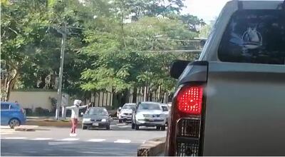 Todos los conductores obedecían las indicaciones del improvisado "agente de tránsito".