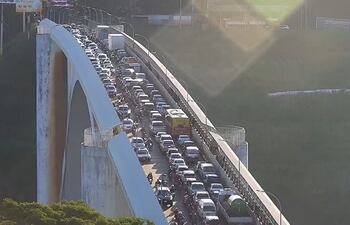 El accidente generó caos en el tránsito del puente de la Amistad.