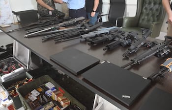 Algunas de las armas, municiones y otros elementos incautados en Filadelfia.