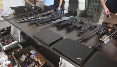 Algunas de las armas, municiones y otros elementos incautados en Filadelfia.