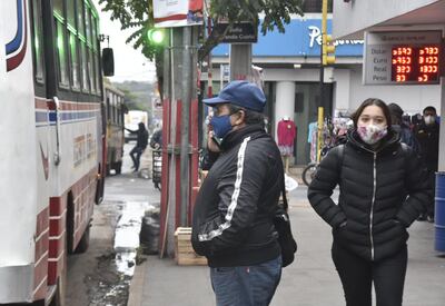 Pasajeros en colectivos, invierno, frío, personas abrigadas, aglomeración, transporte público.