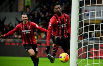 Rafael Leao anota para el Milan y Zlatan Ibrahimovic ya inicia el festejo.
