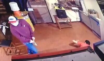 El asalto fue registrado por las cámaras de circuito cerrado del local.