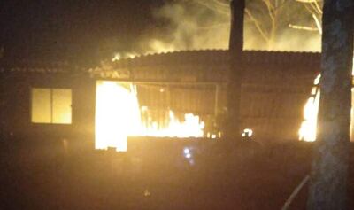 La vivienda de madera y techo de fibrocemento quedó totalmente destruida por el incendio.