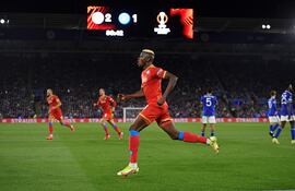 El nigeriano Victor Osimhen celebra el primero de los dos goles que marcó ayer para Napoli contra el Leicester.