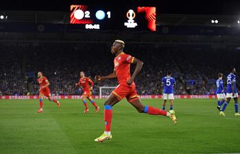 El nigeriano Victor Osimhen celebra el primero de los dos goles que marcó ayer para Napoli contra el Leicester.
