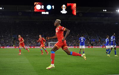 El nigeriano Victor Osimhen celebra el primero de los dos goles que marcó ayer para Napoli contra el Leicester.