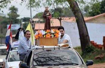 Cada día, antes de la misa, el patrono encabezó caravanas desde diversos barrios de Atyrá.