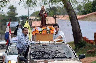 Cada día, antes de la misa, el patrono encabezó caravanas desde diversos barrios de Atyrá.