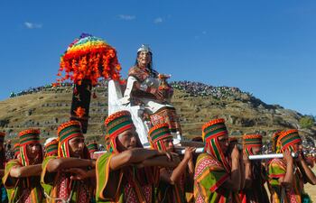 El Inti Raymi, una antigua tradición religiosa cultural que se celebra para marcar el solsticio de invierno, es un tributo al sol. la divinidad más importante en la antigua cultura inca para favorecer las abundantes cosechas y garantizar el alimento de la población.