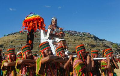 El Inti Raymi, una antigua tradición religiosa cultural que se celebra para marcar el solsticio de invierno, es un tributo al sol. la divinidad más importante en la antigua cultura inca para favorecer las abundantes cosechas y garantizar el alimento de la población.
