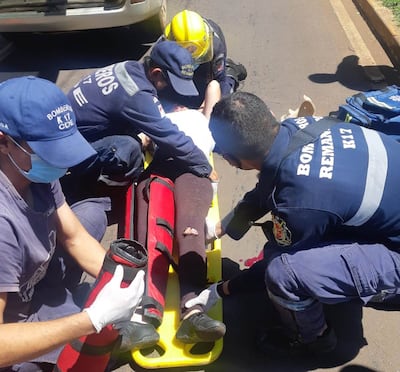 Sandra María de Sousa Pinho de Solís, siendo asistida por bomberos voluntarios antes de ser trasladada al hospital.
